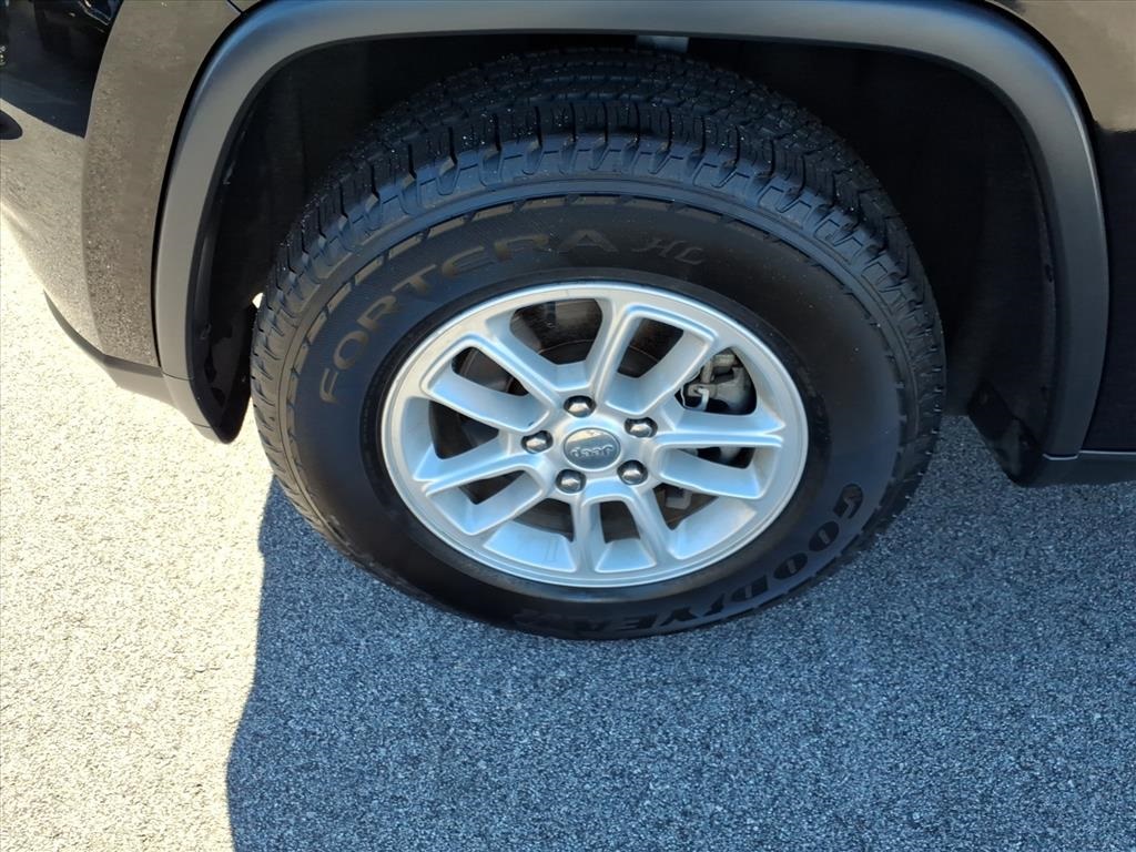 2019 Jeep Grand Cherokee Laredo E photo 4