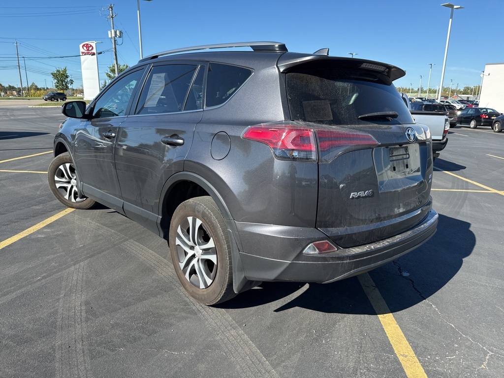 2018 Toyota RAV4 LE photo 3