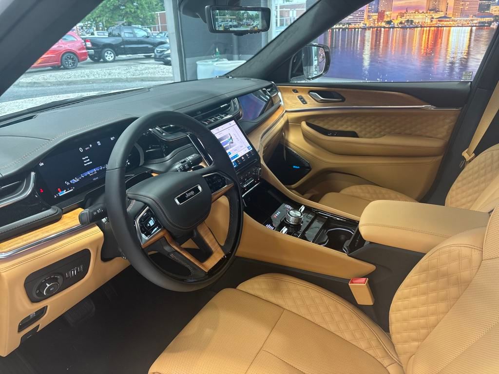 2025 Jeep Grand Cherokee Summit Reserve photo 3