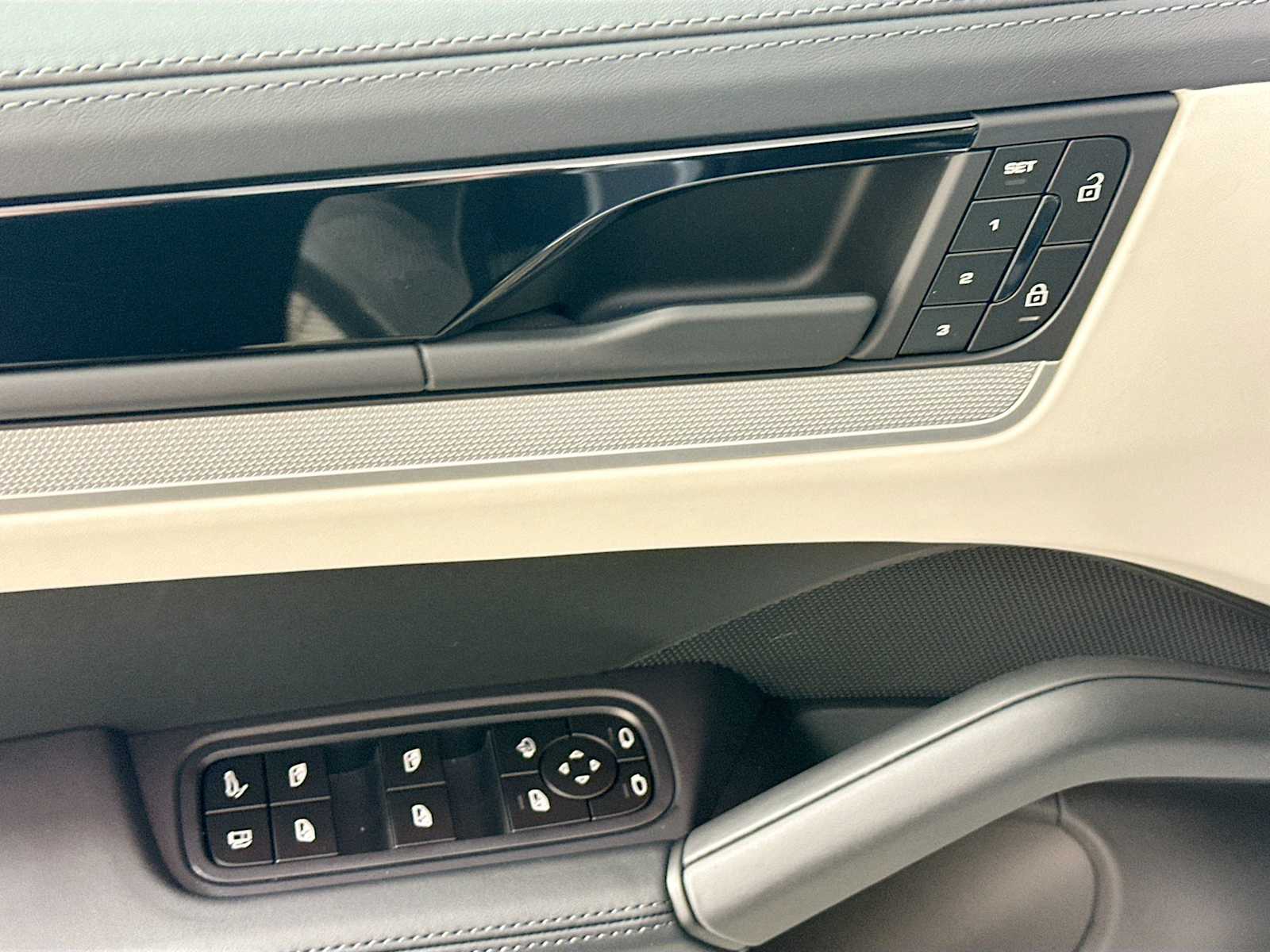 2025 Porsche Cayenne E-Hybrid photo 11