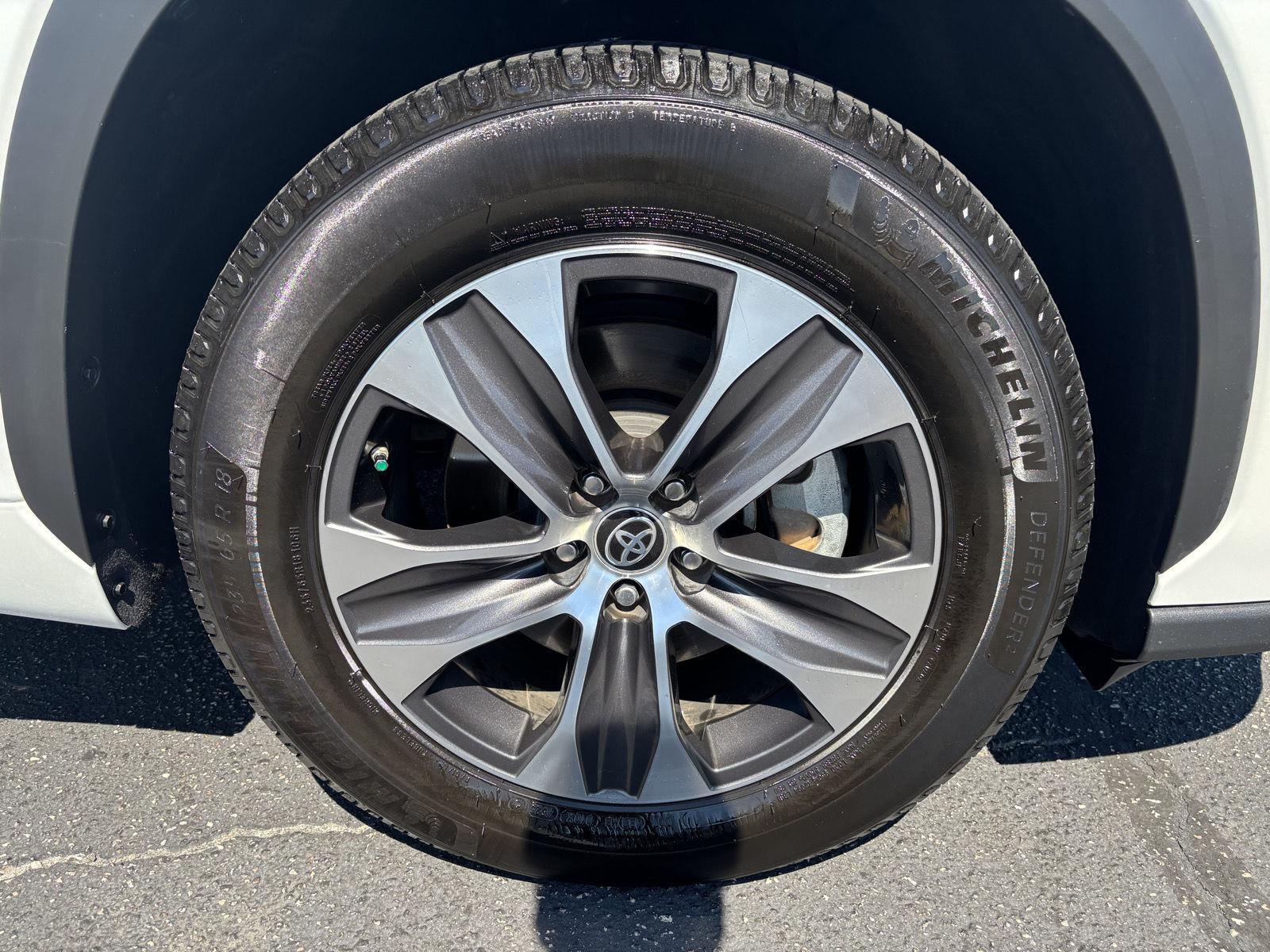 2022 Toyota Highlander Hybrid XLE photo 9