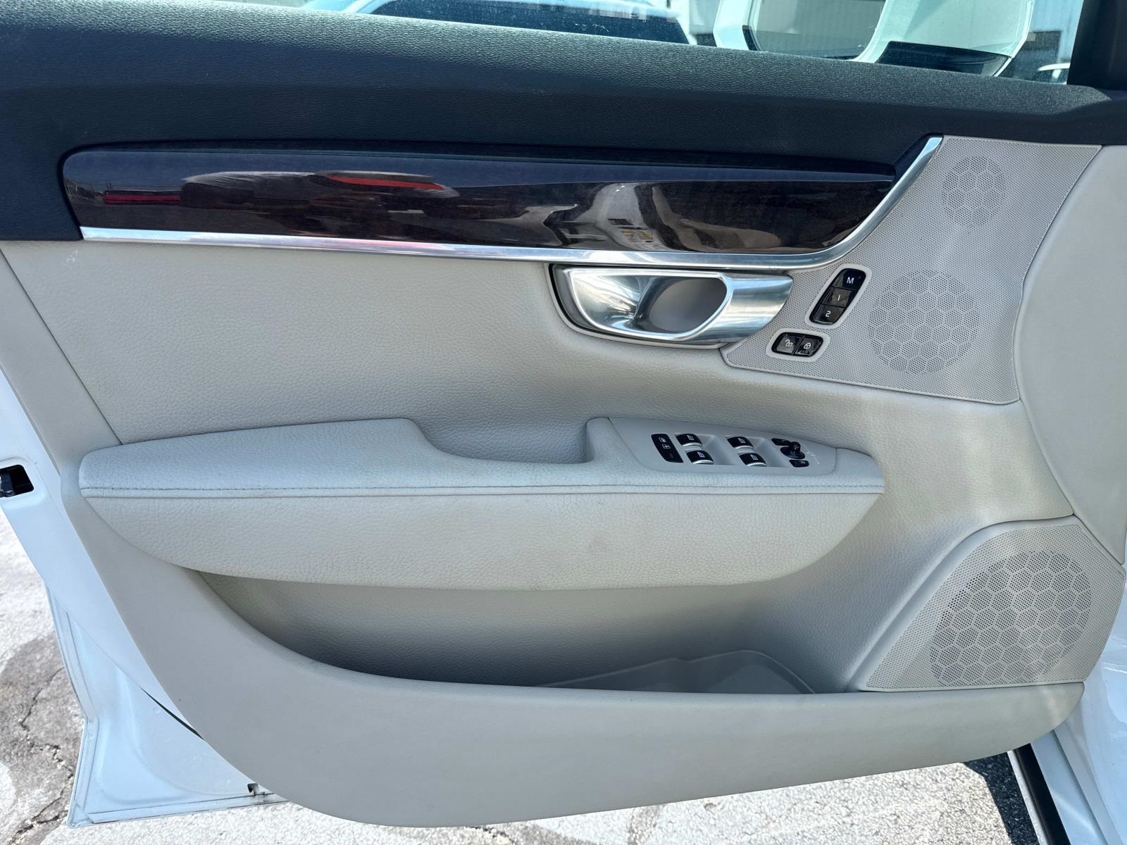 2018 Volvo S90 T6 Momentum photo 11
