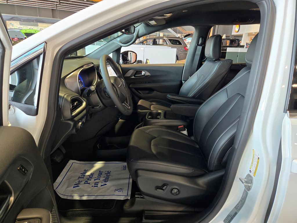 2025 Chrysler Pacifica photo 10