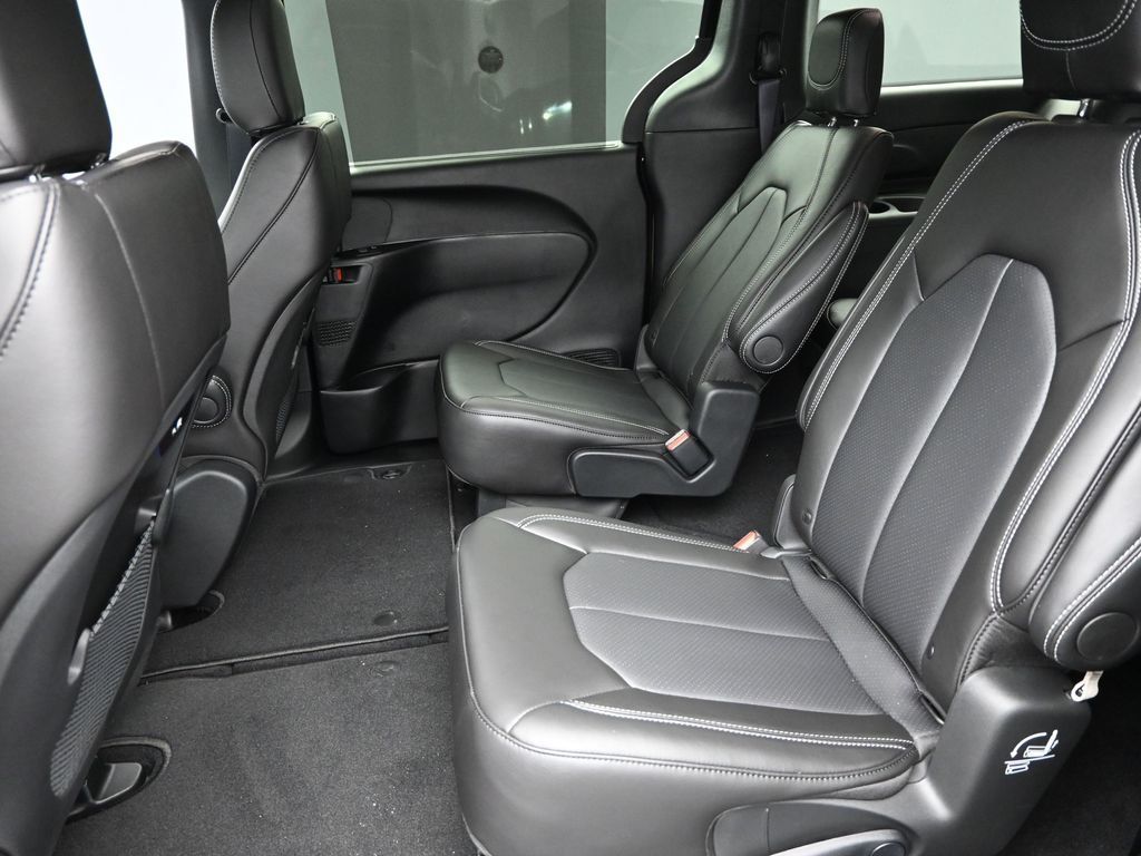 2026 Chrysler Pacifica photo 9