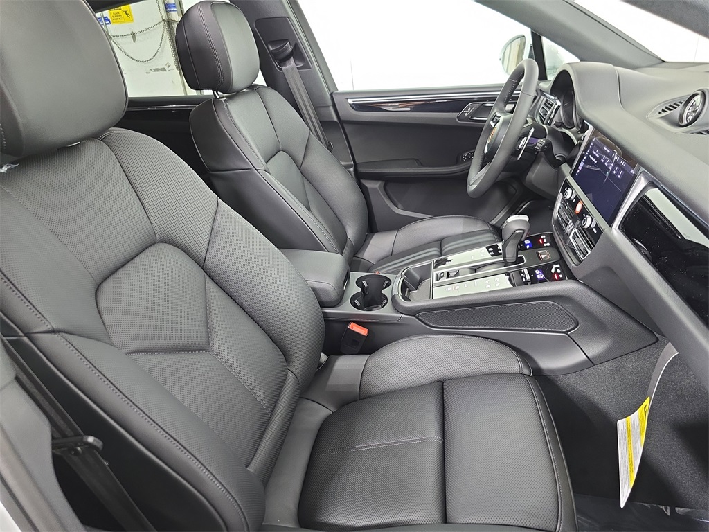 2026 Porsche Macan T photo 25