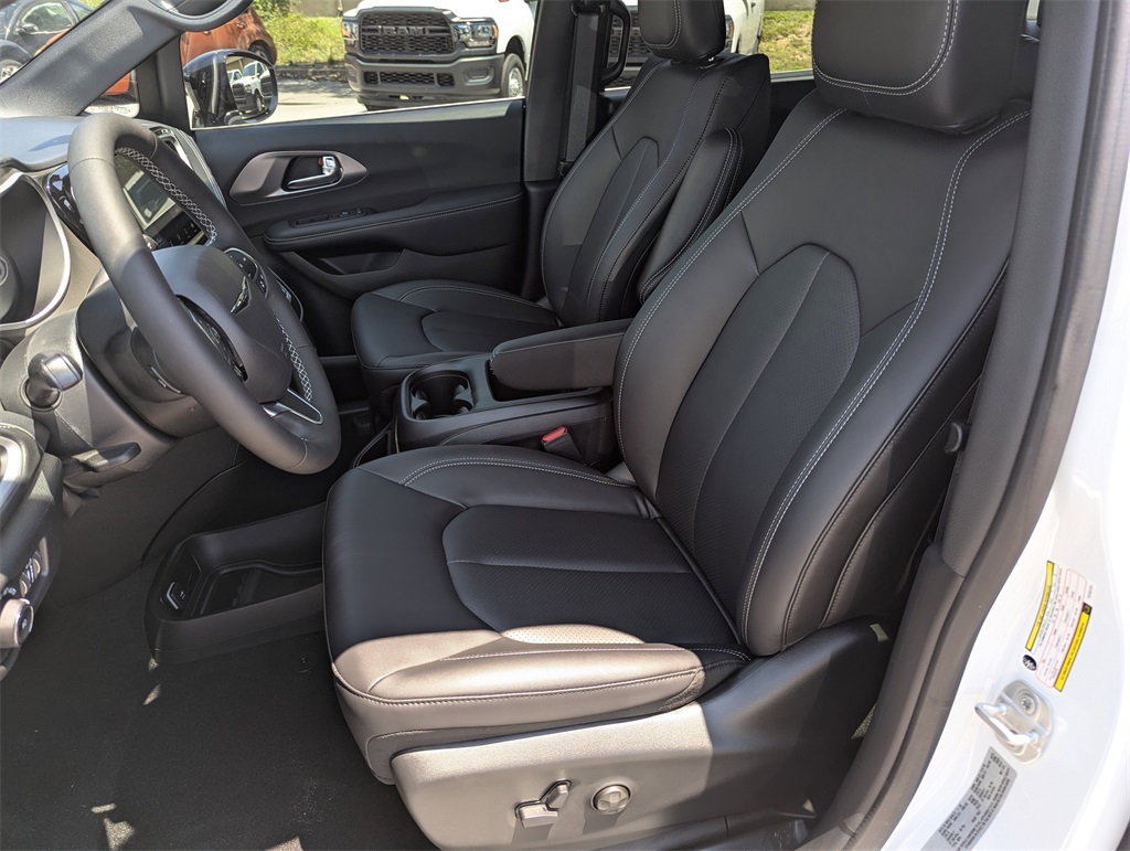 2026 Chrysler Pacifica photo 11