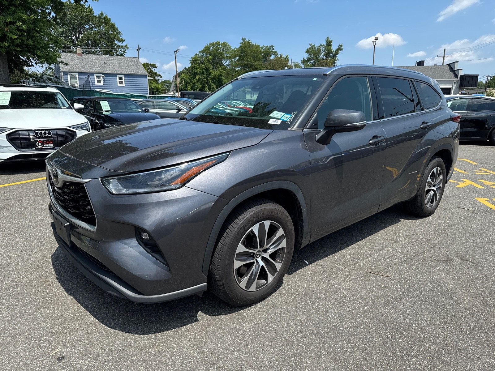 2021 Toyota Highlander XLE photo 3