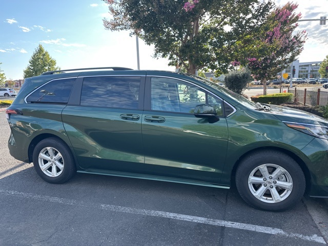 2022 Toyota Sienna LE photo 3