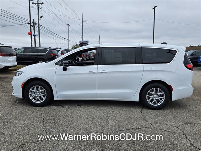 2026 Chrysler Pacifica photo 3