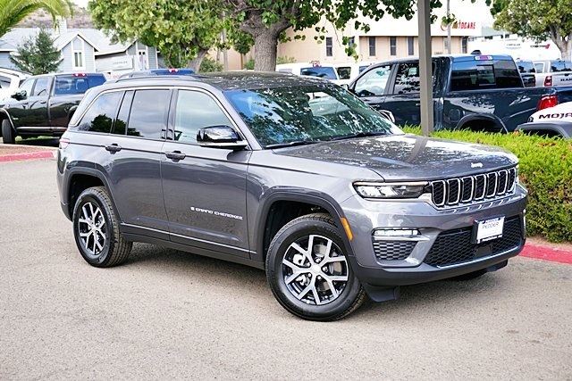 New 2025 Baltic Gray Metallic Clear-Coat Exterior Paint Jeep Limited image 3