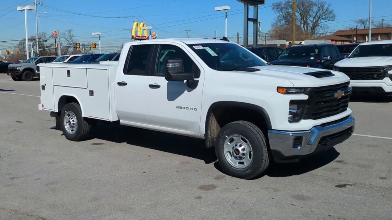 2024 Chevrolet Silverado 2500HD photo 2