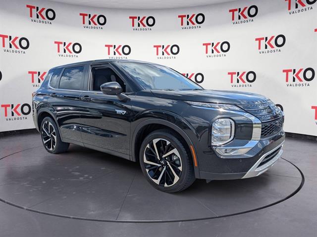 2023 Mitsubishi Outlander Plug-In Hybrid SE's photo