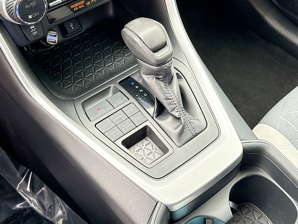 2020 Toyota RAV4 XLE photo 12