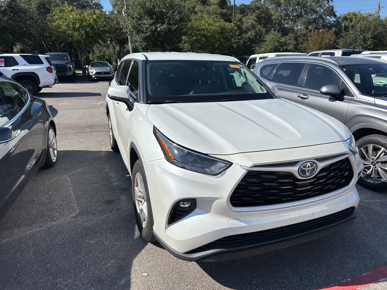 2022 Toyota Highlander Hybrid LE photo 3