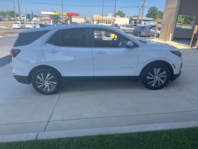 2022 Chevrolet Equinox LT photo 2