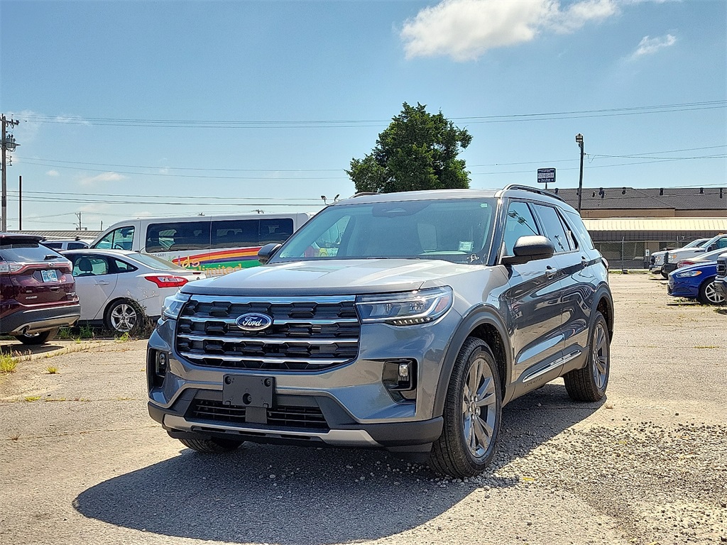 2025 Ford Explorer photo 2