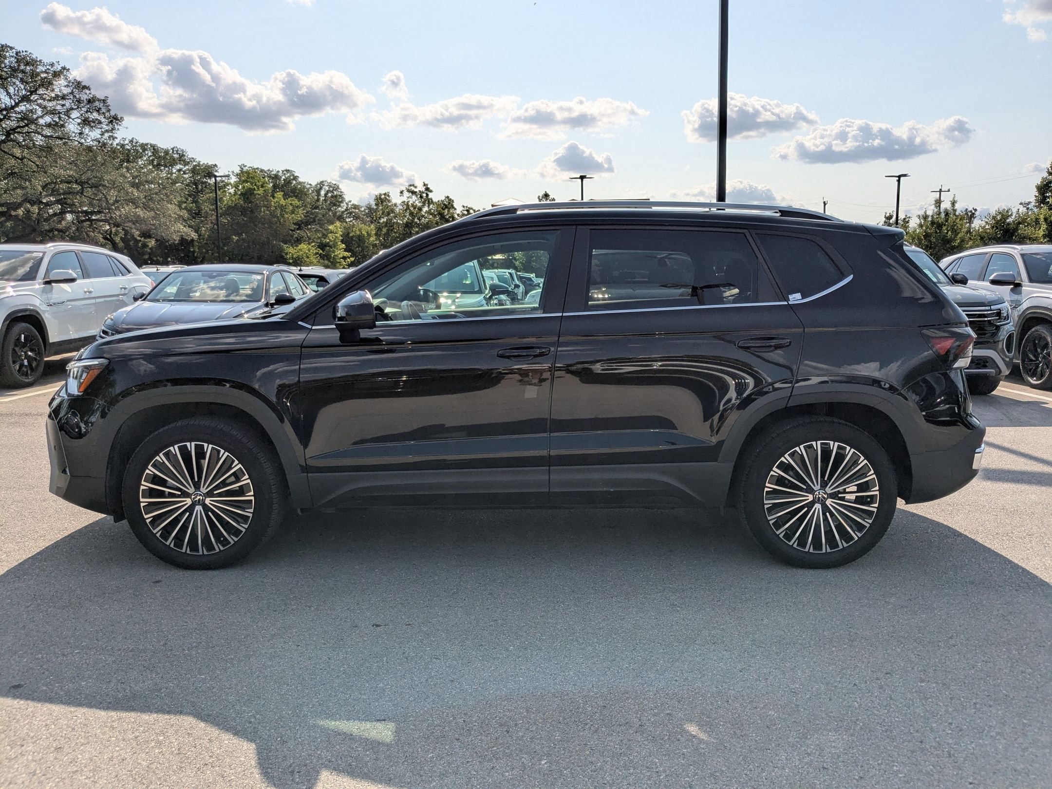 2025 Volkswagen Taos SE photo 4