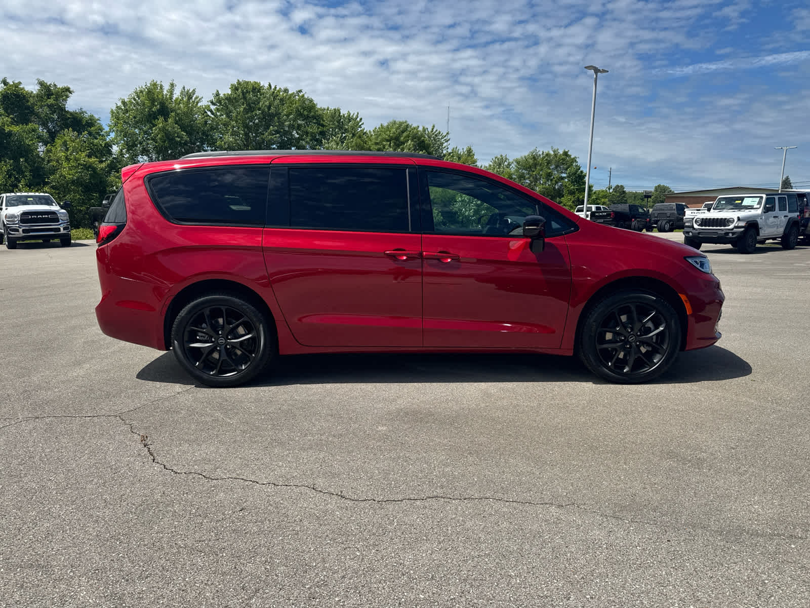 2025 Chrysler Pacifica Limited photo 4