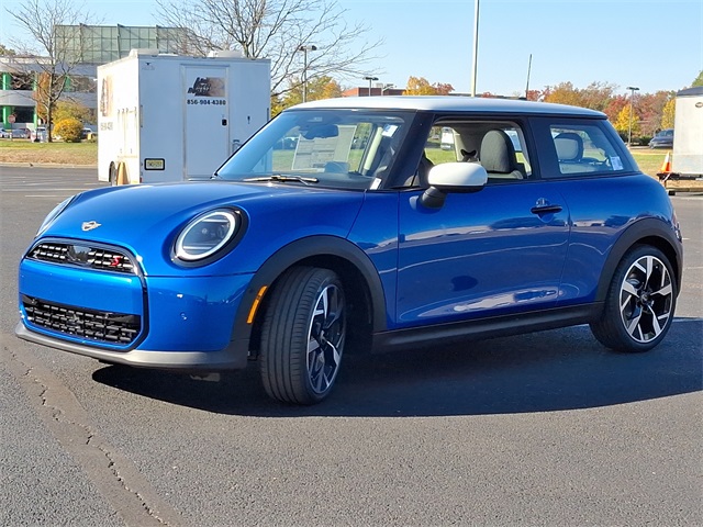2025 Mini Cooper 2 Door Hardtop Signature photo 3
