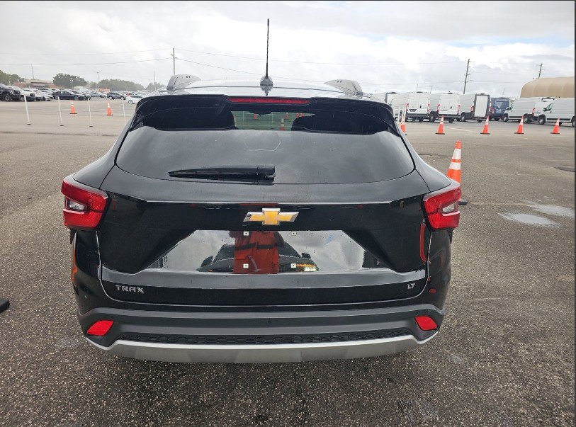 2025 Chevrolet Trax LT photo 2