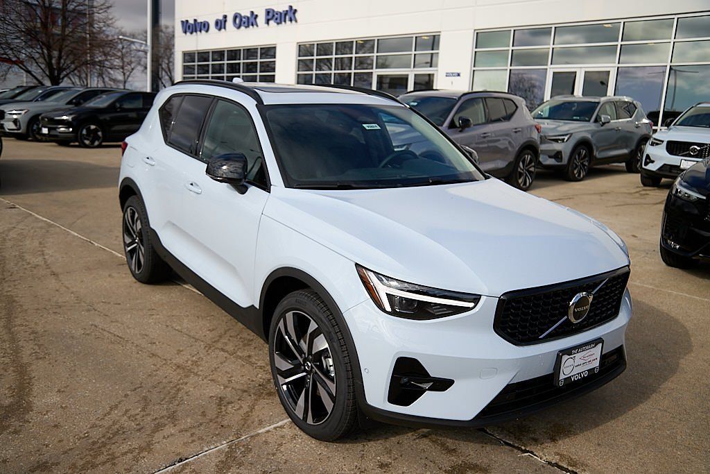 2026 VOLVO XC40 - Image 3