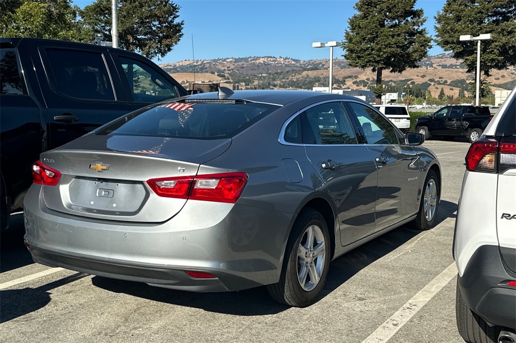 2024 Chevrolet Malibu 1LT photo 2