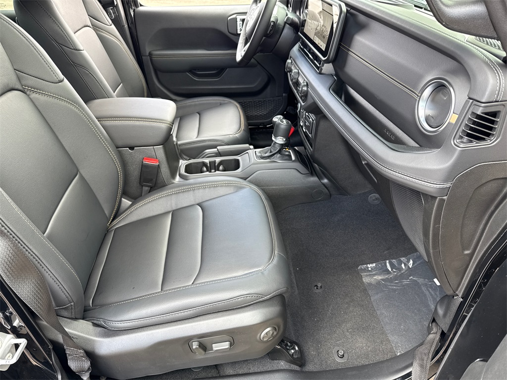 2025 Jeep Wrangler Sahara photo 11