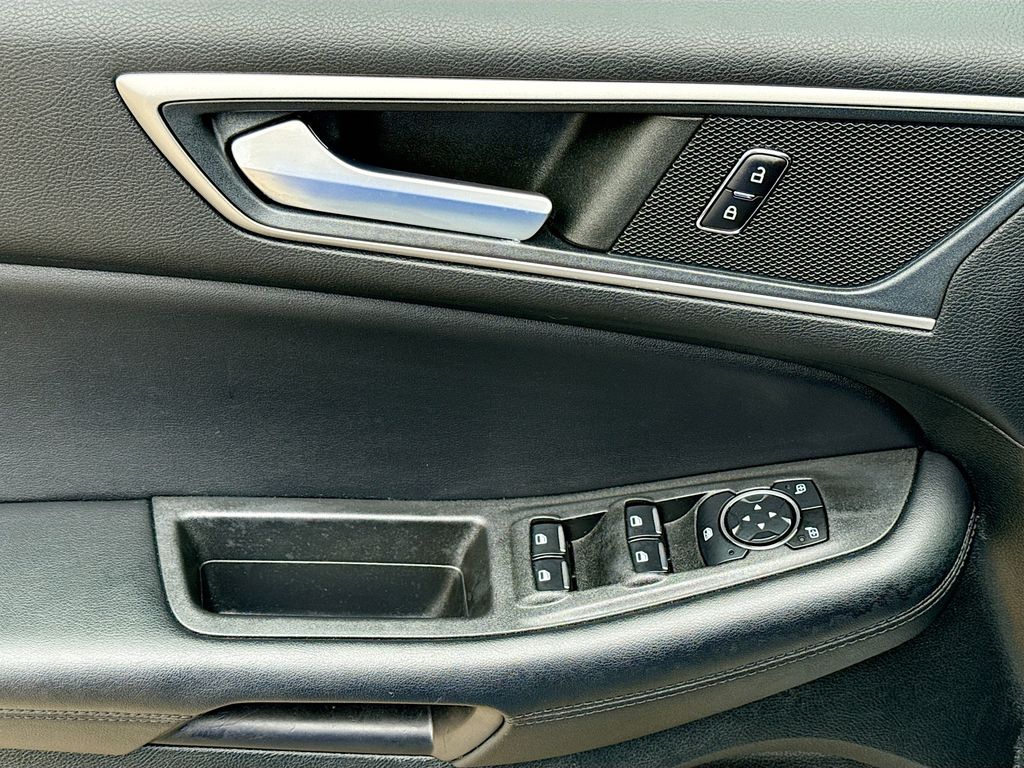 2023 Ford Edge SEL photo 17
