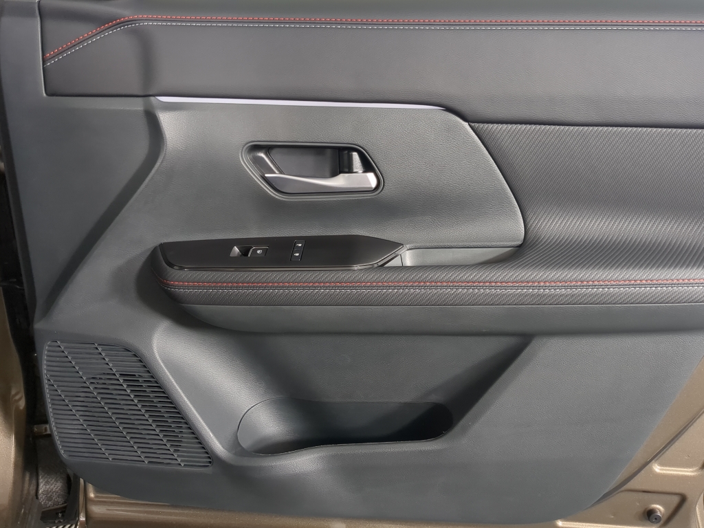 2025 Nissan Kicks SR photo 13