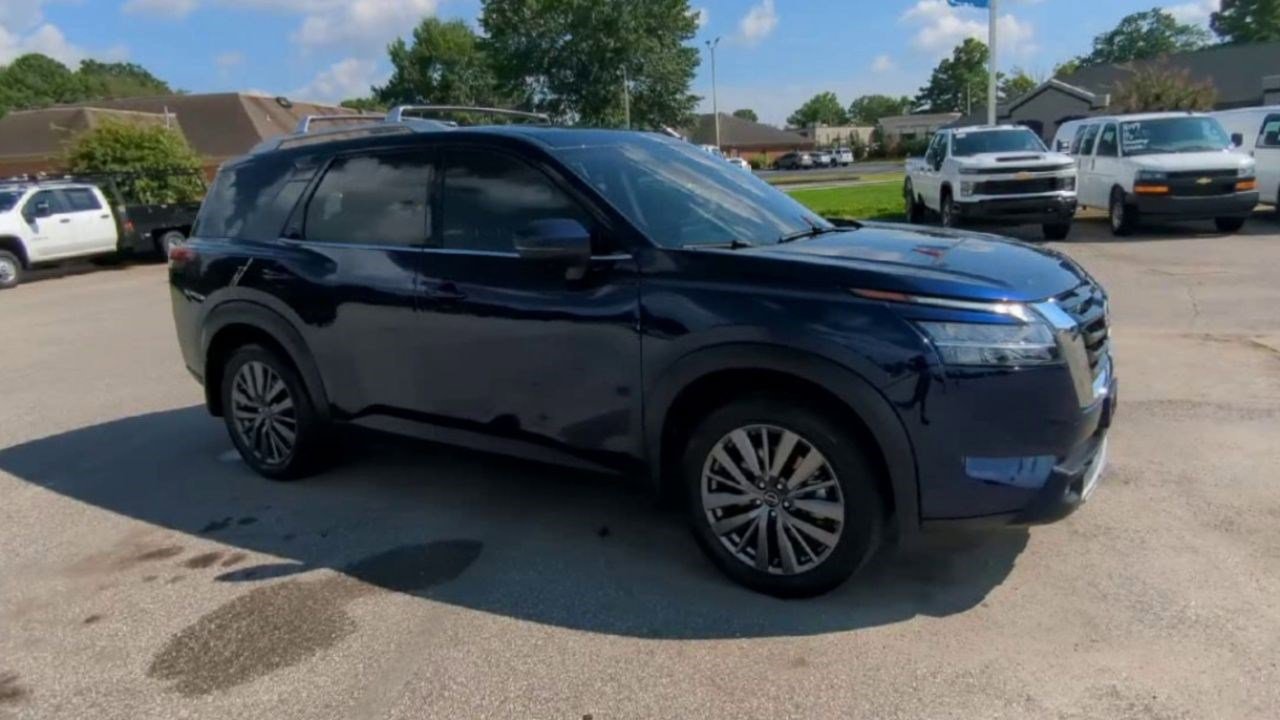 2024 Nissan Pathfinder SL photo 2