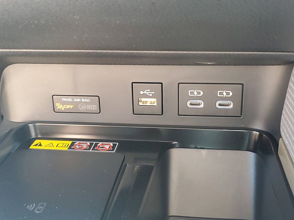 2025 Toyota Camry SE photo 25