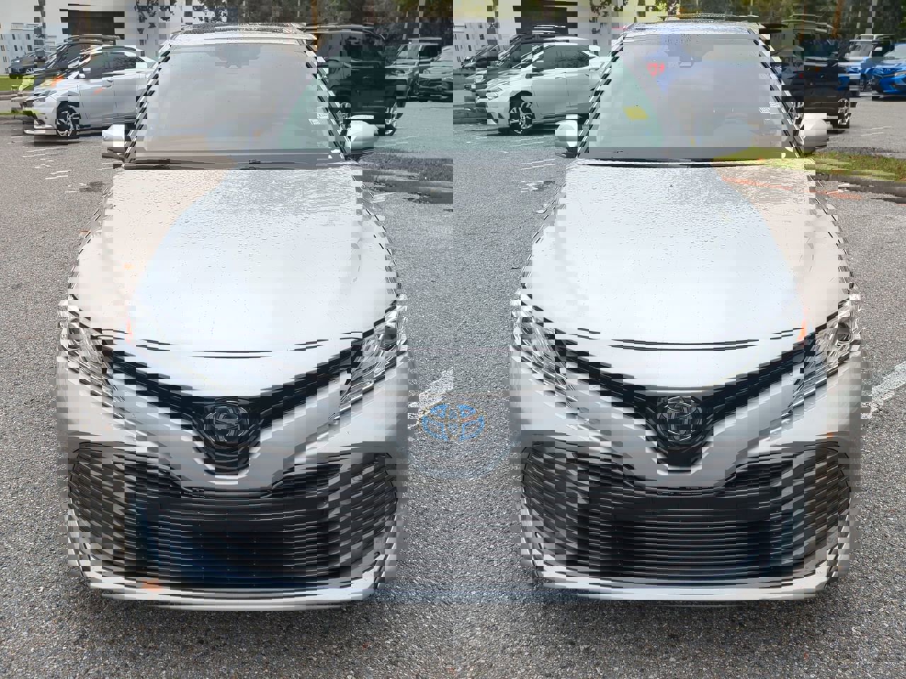 2019 Toyota Camry SE XLE Hybrid photo 9