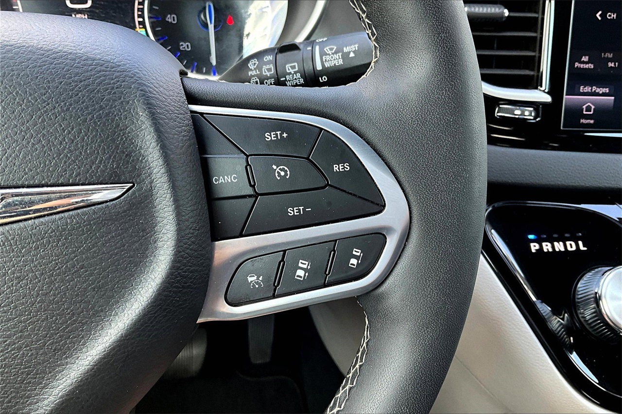 2024 Chrysler Pacifica Touring L photo 27