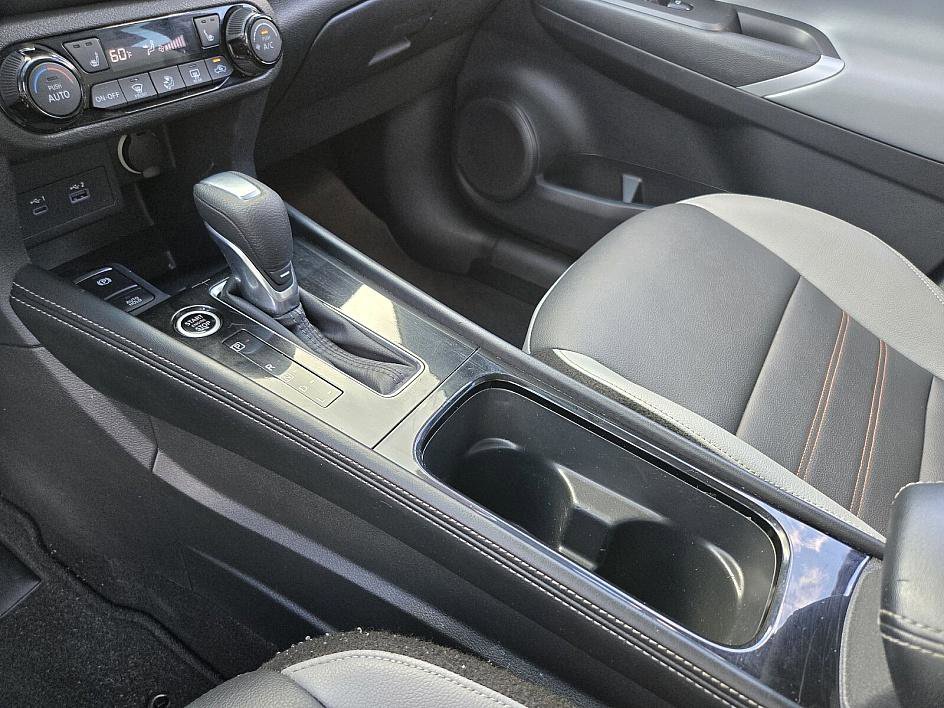 2023 Nissan Kicks SR photo 14
