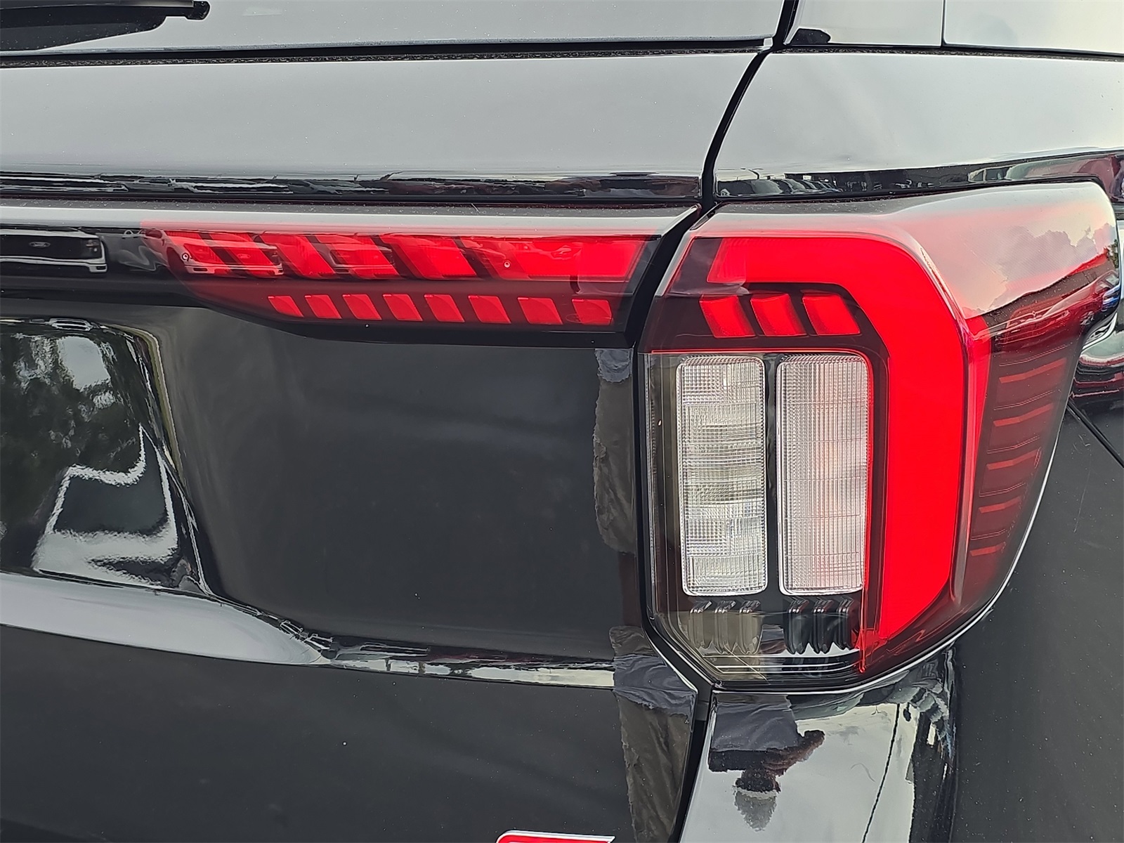 2025 Ford Explorer ST photo 4