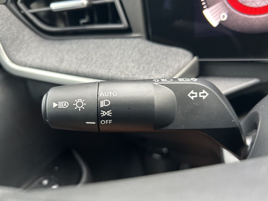 2025 Nissan Kicks SV photo 18