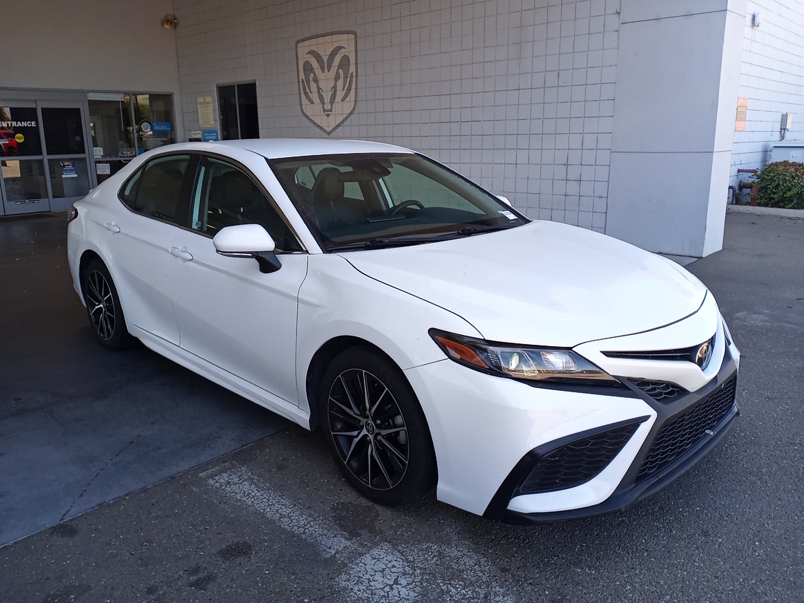 2022 Toyota Camry SE photo 3