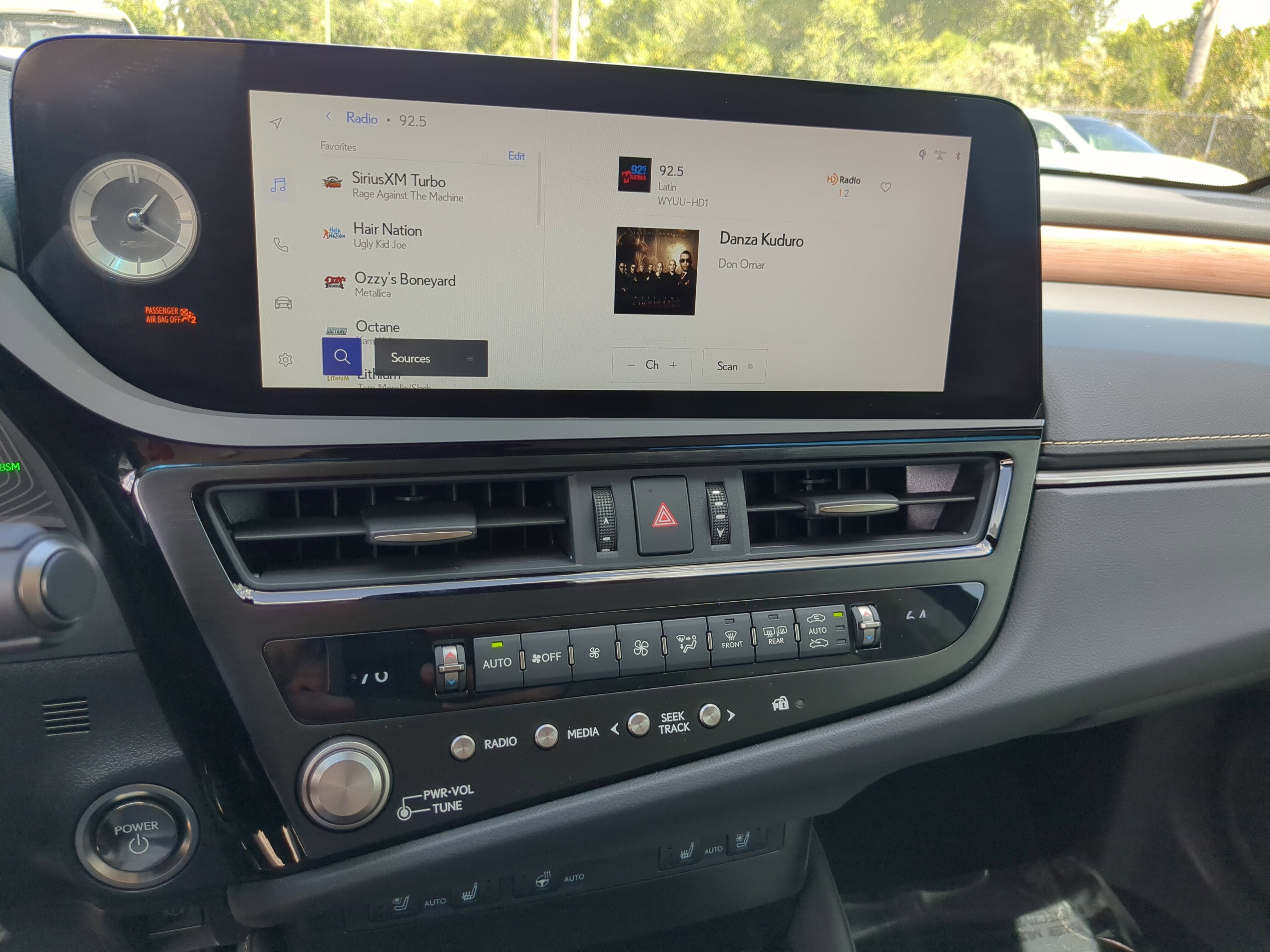 2025 Lexus ES 300h photo 16