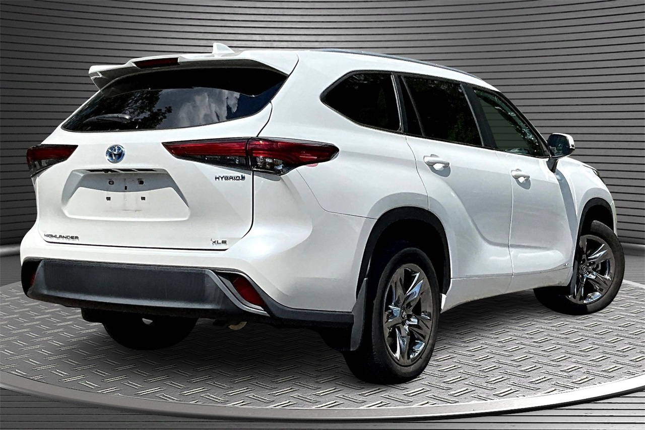 2023 Toyota Highlander Hybrid Bronze Edition photo 4