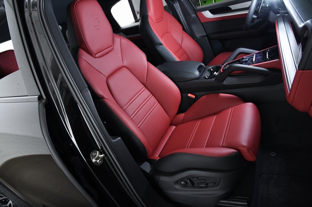 2025 Porsche Cayenne photo 32