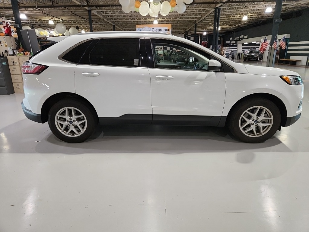 2022 Ford Edge SEL photo 4
