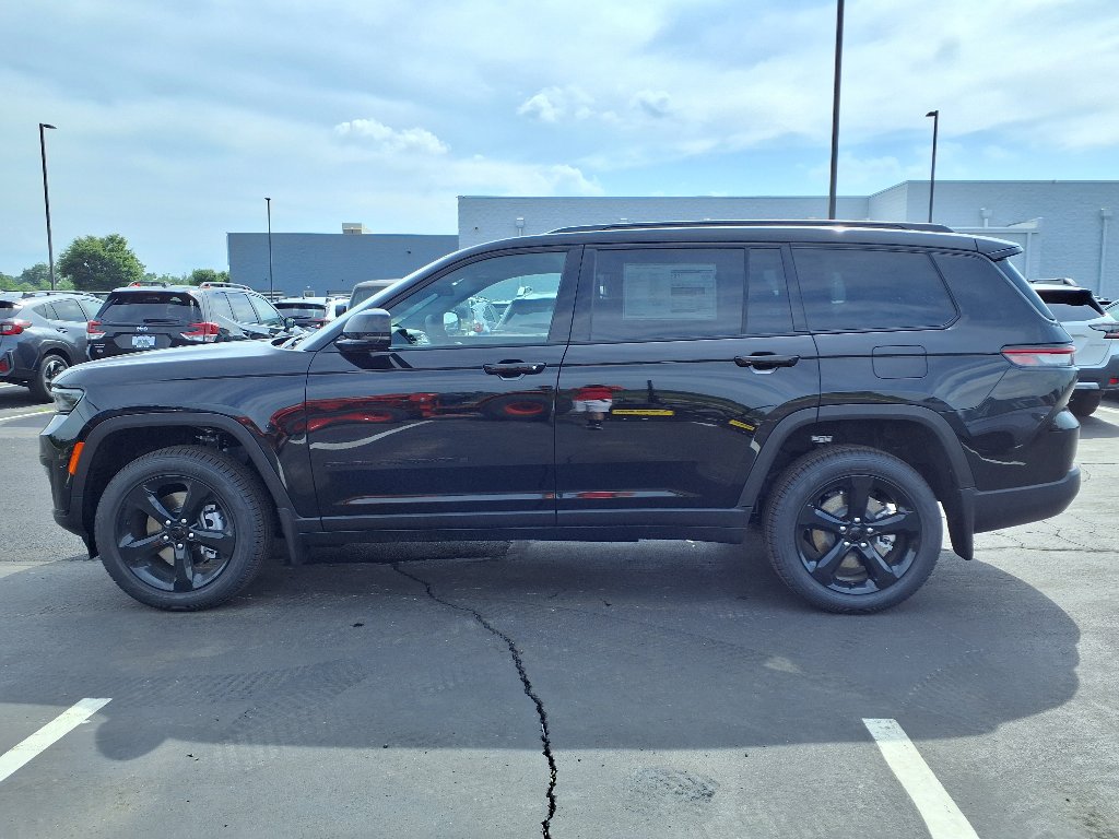 2025 Jeep Grand Cherokee Limited photo 3