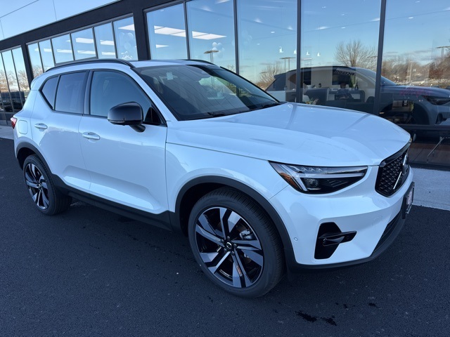 2025 Volvo XC40 Plus