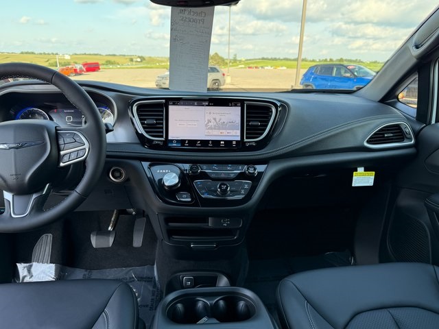 2026 Chrysler Pacifica photo 18