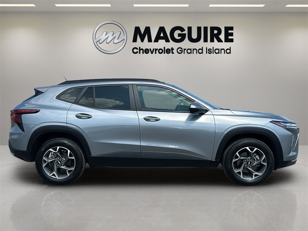 2024 Chevrolet Trax LT photo 2