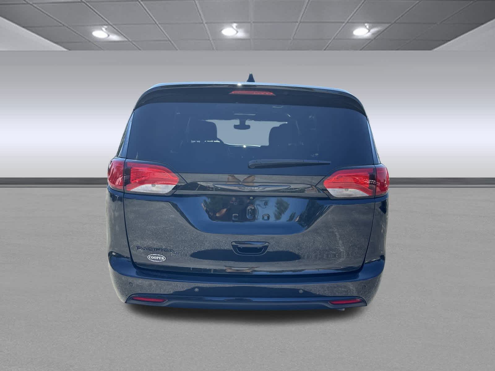 2020 Chrysler Pacifica Touring photo 6