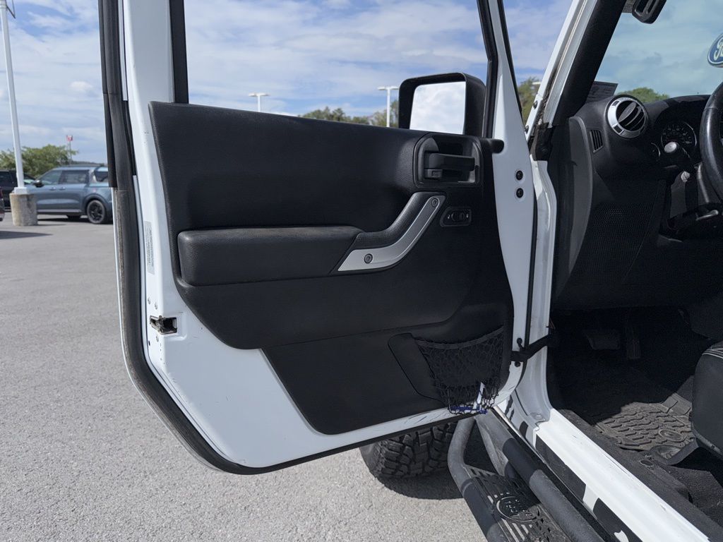 2015 Jeep Wrangler Unlimited Sahara photo 12