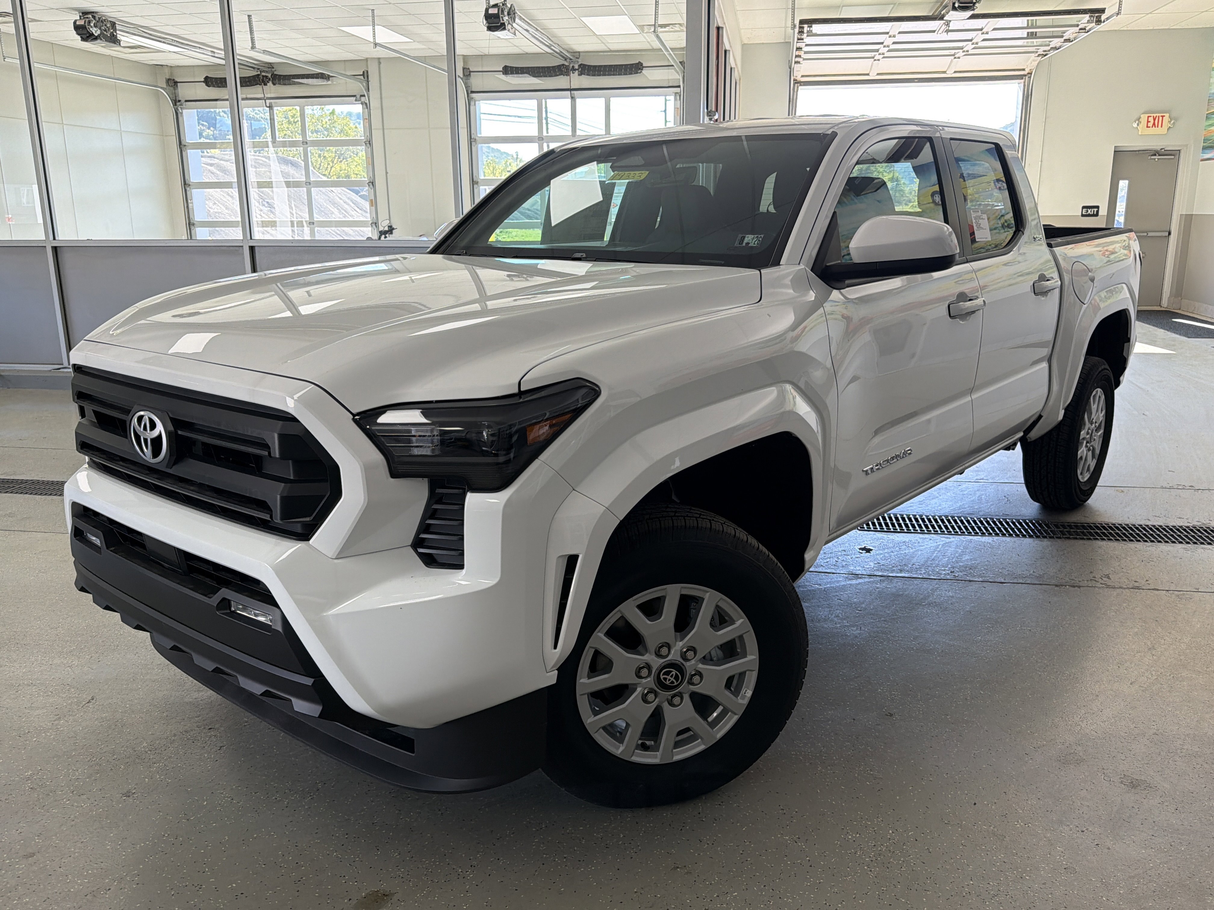 2025 Toyota Tacoma SR5's photo