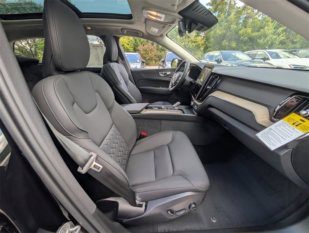 2026 Volvo XC60 B5 Plus photo 3