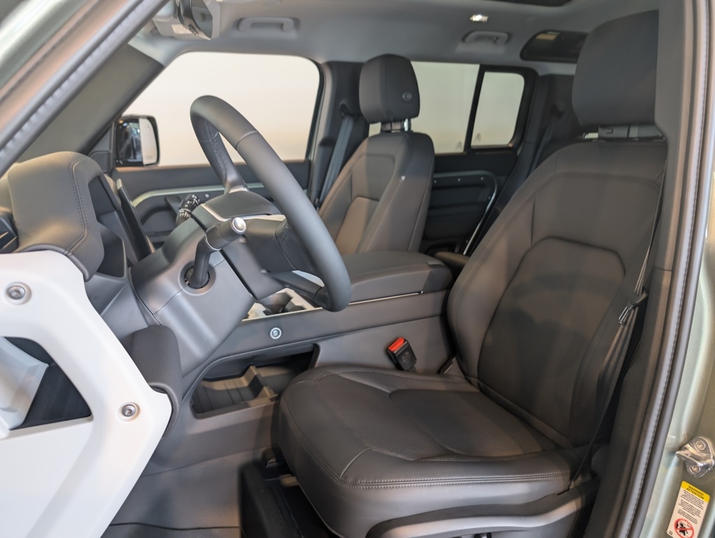 2025 Land Rover Defender 110 S photo 13